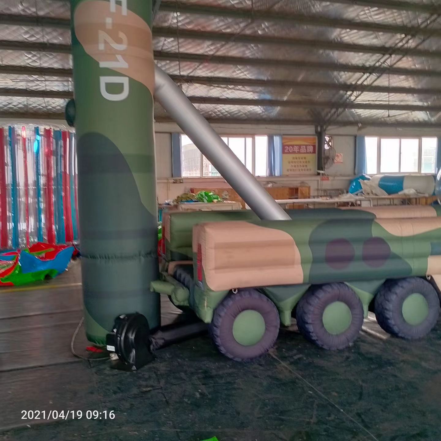 船营军事演习中的充气目标车辆：模拟发射车雷达车坦克飞机
